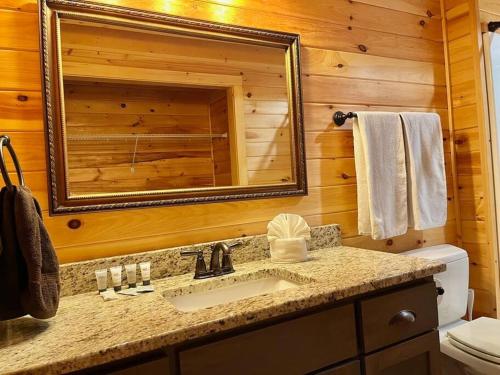 Pine Mountain Luxury Cabin Bordering Roosevelt Park and 7 Min to Callaway Gardens