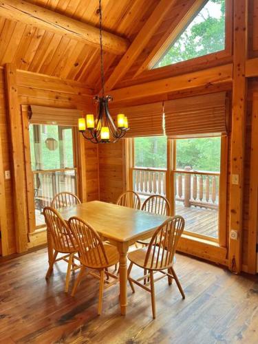 Pine Mountain Luxury Cabin Bordering Roosevelt Park and 7 Min to Callaway Gardens