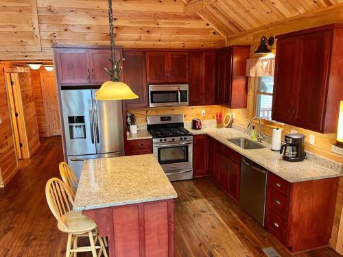 Pine Mountain Luxury Cabin Bordering Roosevelt Park and 7 Min to Callaway Gardens