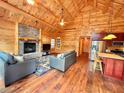 Pine Mountain Luxury Cabin Bordering Roosevelt Park and 7 Min to Callaway Gardens