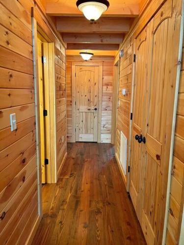 Pine Mountain Luxury Cabin Bordering Roosevelt Park and 7 Min to Callaway Gardens