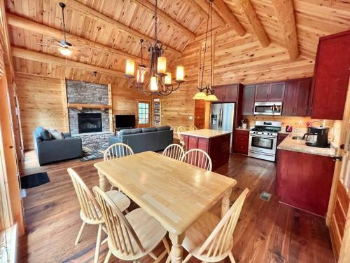 Pine Mountain Luxury Cabin Bordering Roosevelt Park and 7 Min to Callaway Gardens