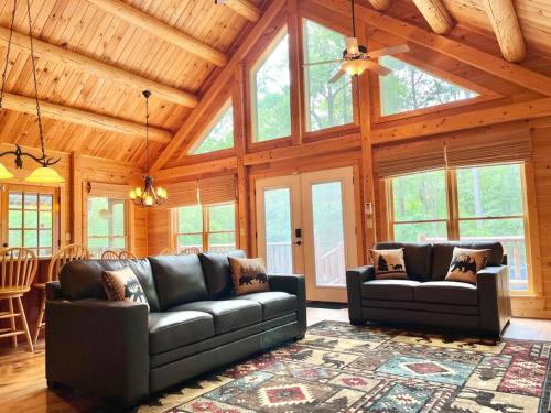 Pine Mountain Luxury Cabin Bordering Roosevelt Park and 7 Min to Callaway Gardens