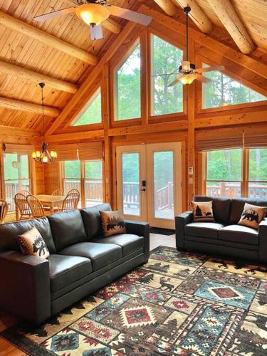 Pine Mountain Luxury Cabin Bordering Roosevelt Park and 7 Min to Callaway Gardens