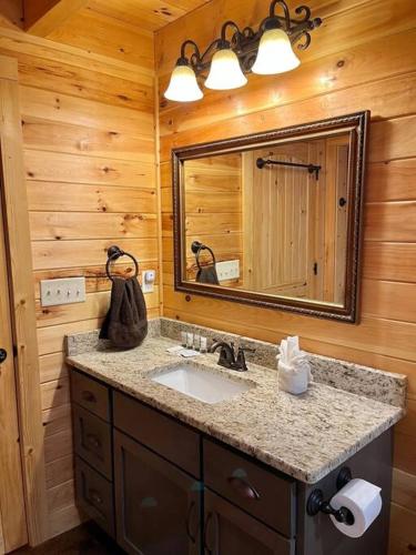 Pine Mountain Luxury Cabin Bordering Roosevelt Park and 7 Min to Callaway Gardens