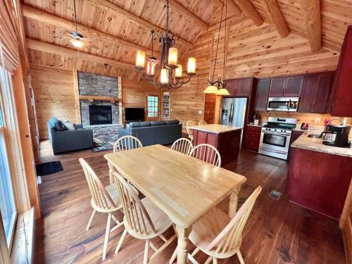 Pine Mountain Luxury Cabin Bordering Roosevelt Park and 7 Min to Callaway Gardens