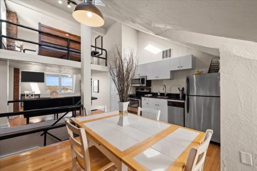 Skyline at Your Door - Studio with a View in Pittsburgh, USA