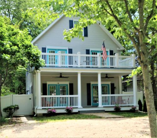 Captain’s Retreat! Newly Renovated - Beach House! in Annapolis, USA
