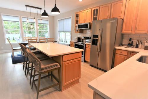 Captain’s Retreat! Newly Renovated - Beach House! in Annapolis, USA