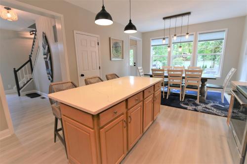 Captain’s Retreat! Newly Renovated - Beach House! in Annapolis, USA