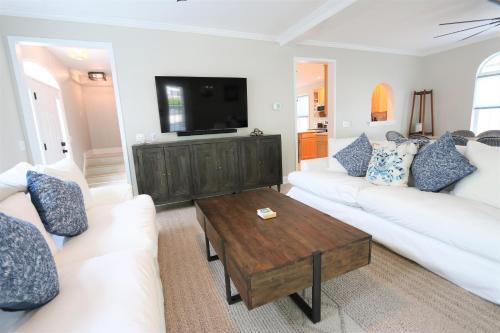 Captain’s Retreat! Newly Renovated - Beach House! in Annapolis, USA