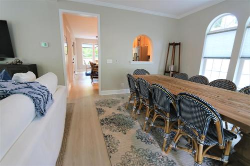 Captain’s Retreat! Newly Renovated - Beach House! in Annapolis, USA