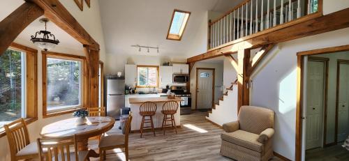 virtuve, Magical Retreat Cottage, 15 min from Mt Snow skiing in Dover (VT)