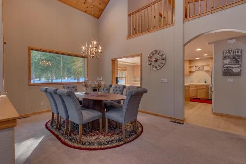 Matterhorn at Tahoe Donner 3000 Sqft 4 BR with Private Hot Tub and HOA Pool, Gym and Beach Access
