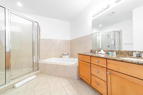 Lakeside 4BR/2.5BA Oakland Oasis - 15 Mins to DT! in Fort Lauderdale, USA