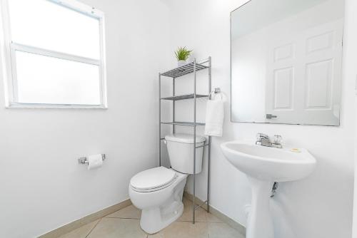 Lakeside 4BR/2.5BA Oakland Oasis - 15 Mins to DT! in Fort Lauderdale, USA