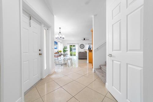 Lakeside 4BR/2.5BA Oakland Oasis - 15 Mins to DT! in Fort Lauderdale, USA