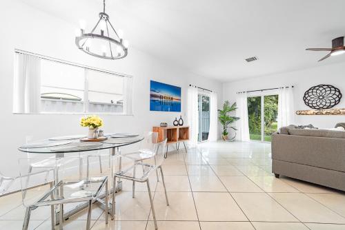 Lakeside 4BR/2.5BA Oakland Oasis - 15 Mins to DT! in Fort Lauderdale, USA