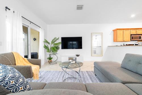 Lakeside 4BR/2.5BA Oakland Oasis - 15 Mins to DT! in Fort Lauderdale, USA