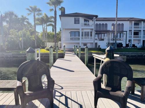 4 million waterfront home! Sleeps 18, ask about specials! in Clearwater Beach, USA