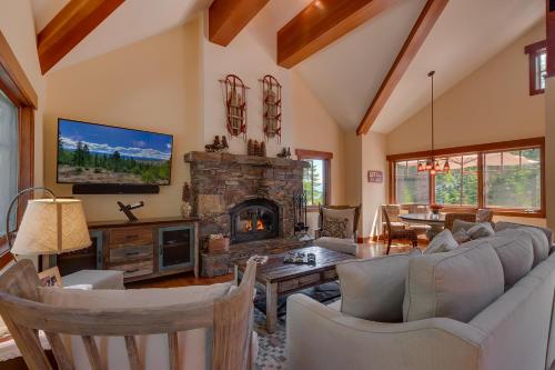 Mountain Escape at North Shore - Upscale 4BR Easy Walk to Lake & Private Hot Tub! Mountain Escape at North Shore - Upscale 4BR Easy Walk to Lake & Private Hot Tub!