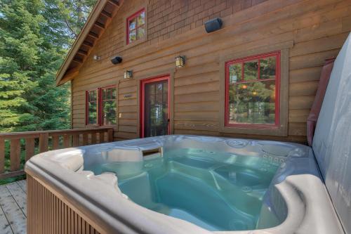 Mountain Escape at North Shore - Upscale 4BR Easy Walk to Lake & Private Hot Tub! Mountain Escape at North Shore - Upscale 4BR Easy Walk to Lake & Private Hot Tub!