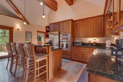 Mountain Escape at North Shore - Upscale 4BR Easy Walk to Lake & Private Hot Tub! Mountain Escape at North Shore - Upscale 4BR Easy Walk to Lake & Private Hot Tub!