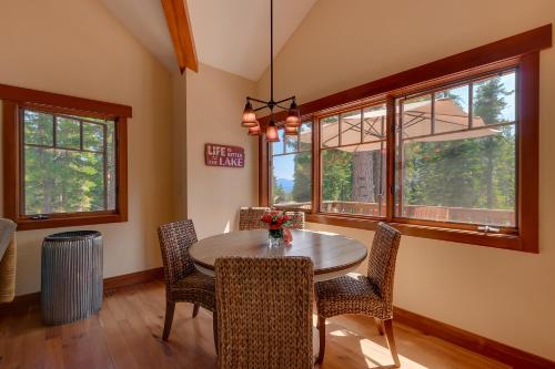 Mountain Escape at North Shore - Upscale 4BR Easy Walk to Lake & Private Hot Tub! Mountain Escape at North Shore - Upscale 4BR Easy Walk to Lake & Private Hot Tub!