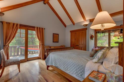 Mountain Escape at North Shore - Upscale 4BR Easy Walk to Lake & Private Hot Tub! Mountain Escape at North Shore - Upscale 4BR Easy Walk to Lake & Private Hot Tub!