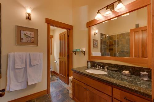 Mountain Escape at North Shore - Upscale 4BR Easy Walk to Lake & Private Hot Tub! Mountain Escape at North Shore - Upscale 4BR Easy Walk to Lake & Private Hot Tub!