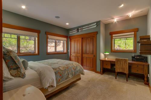 Mountain Escape at North Shore - Upscale 4BR Easy Walk to Lake & Private Hot Tub! Mountain Escape at North Shore - Upscale 4BR Easy Walk to Lake & Private Hot Tub!