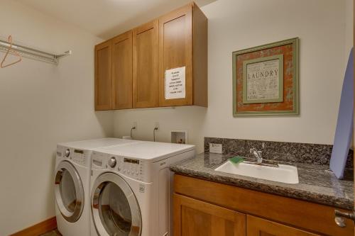 Mountain Escape at North Shore - Upscale 4BR Easy Walk to Lake & Private Hot Tub! Mountain Escape at North Shore - Upscale 4BR Easy Walk to Lake & Private Hot Tub!