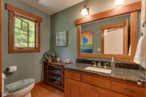 Mountain Escape at North Shore - Upscale 4BR Easy Walk to Lake & Private Hot Tub! Mountain Escape at North Shore - Upscale 4BR Easy Walk to Lake & Private Hot Tub!
