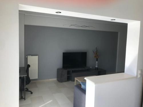 Modern Quiet Apartment Near Metro Athens Center, Афины