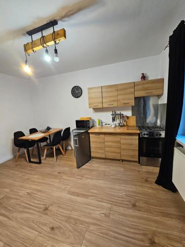 1 double bed, 2 twin beds