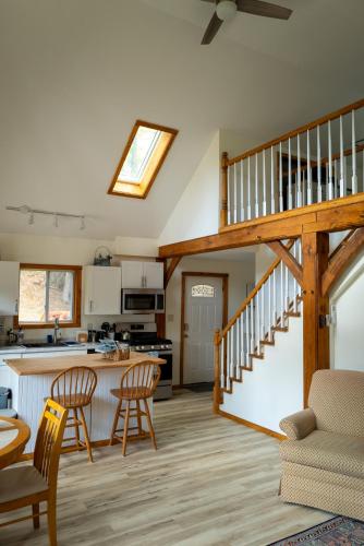 virtuve, Magical Retreat Cottage, 15 min from Mt Snow skiing in Dover (VT)