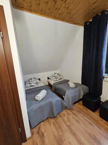 3 twin beds