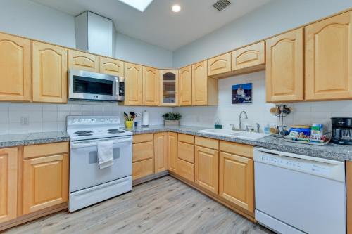 Eloy Vacation Rental with Community Pool and Courtyard in 埃洛伊