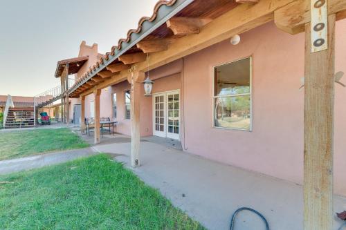 Eloy Vacation Rental with Community Pool and Courtyard in 埃洛伊