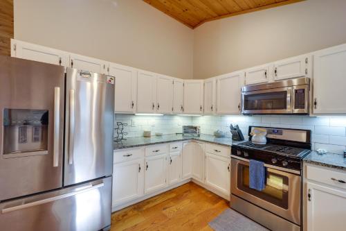 Pet-Friendly Spruce Pine Cabin with Private Fire Pit in Spruce Pine, USA