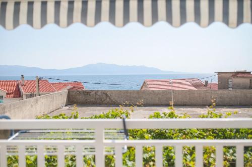 One-Bedroom Apartment with Sea View