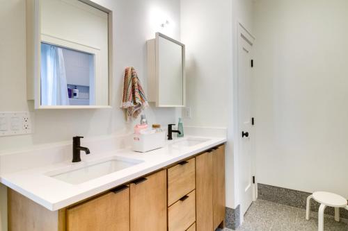 Belmont Vacation Home with Fire Pit Walk Downtown! Belmont Vacation Home with Fire Pit Walk Downtown!