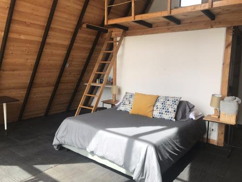 1 queen bed, 1 double bed