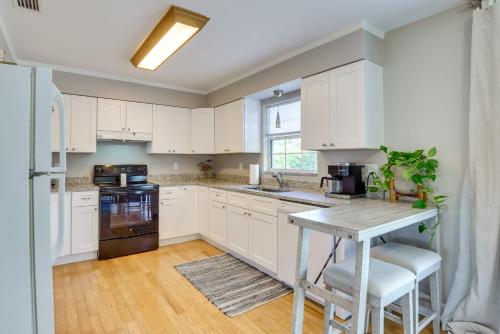 3 Mi to Riverwalk Pet-Friendly Home with Yard! in Palmetto