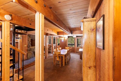 Snowy Paws at Alpine Meadows by Tahoe Getaways - Pet-Friendly with Amazing Views & Close to Slopes! in Alpine Meadows (CA)