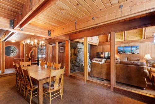 Snowy Paws at Alpine Meadows by Tahoe Getaways - Pet-Friendly with Amazing Views & Close to Slopes! in Alpine Meadows (CA)