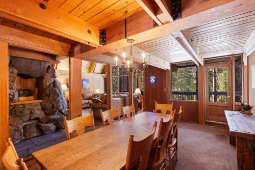 Snowy Paws at Alpine Meadows by Tahoe Getaways - Pet-Friendly with Amazing Views & Close to Slopes! in Alpine Meadows (CA)