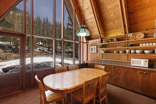 Snowy Paws at Alpine Meadows by Tahoe Getaways - Pet-Friendly with Amazing Views & Close to Slopes! in Alpine Meadows (CA)