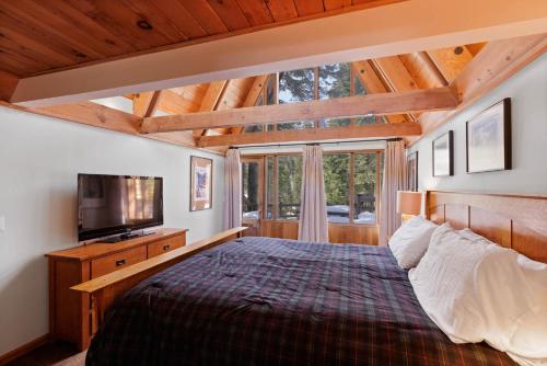 Snowy Paws at Alpine Meadows by Tahoe Getaways - Pet-Friendly with Amazing Views & Close to Slopes! in Alpine Meadows (CA)