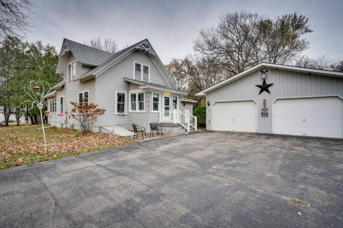 Family-Friendly Home in Pepin Walk to Main St! in Pepin, USA